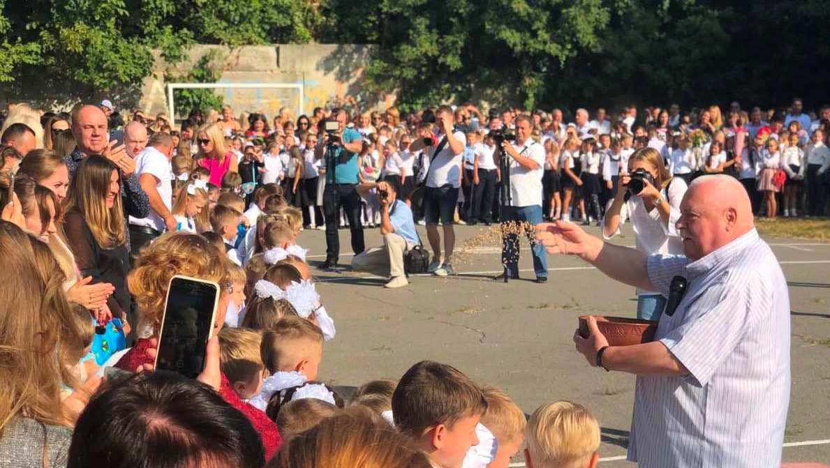 Вінниця: Засівав усіх зерном і танцював вальс з випускницями